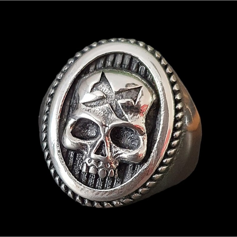 Painful clothing - skull steel ring